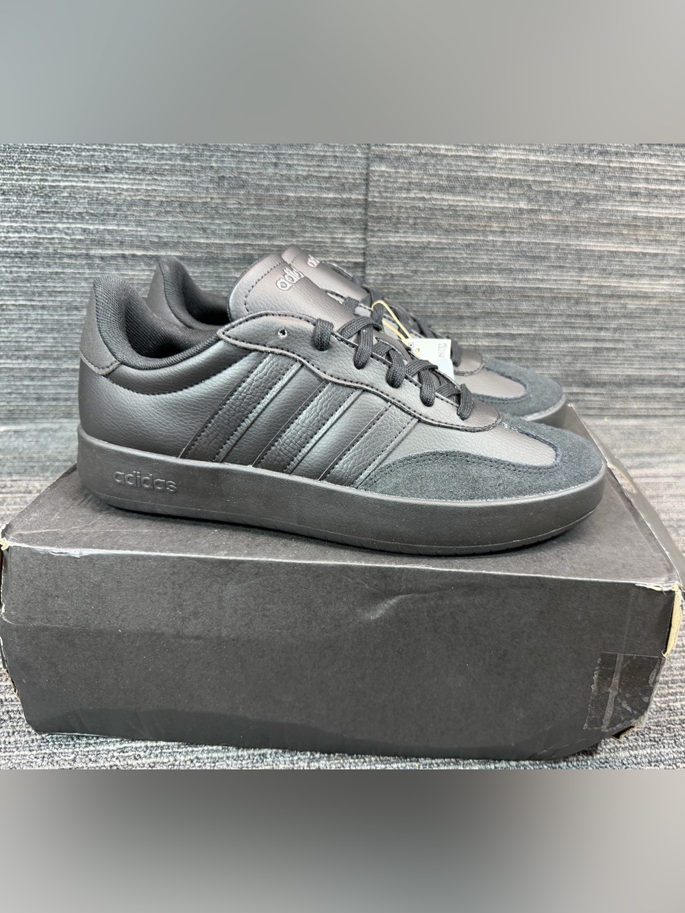 adidas Barreda Core Black Low-Top Leather & Suede Sneakers Men’s 9 New JR1321